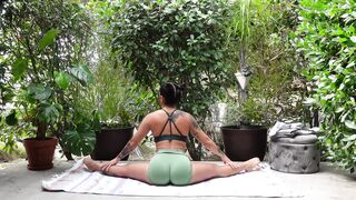 20min Lower body Power Yoga and Stretch with Winniehoneey!